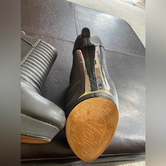 Like New Fergie Wander Women's Dress Pump Heels Grey Color Booties Size US 9 - Picture 8 of 9